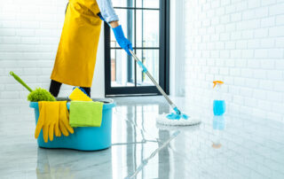 Wewrite Blog De Communique De Presse Immobilier Happy Young Woman Blue Rubber Using Mop While Cleaning Floor Home 1427