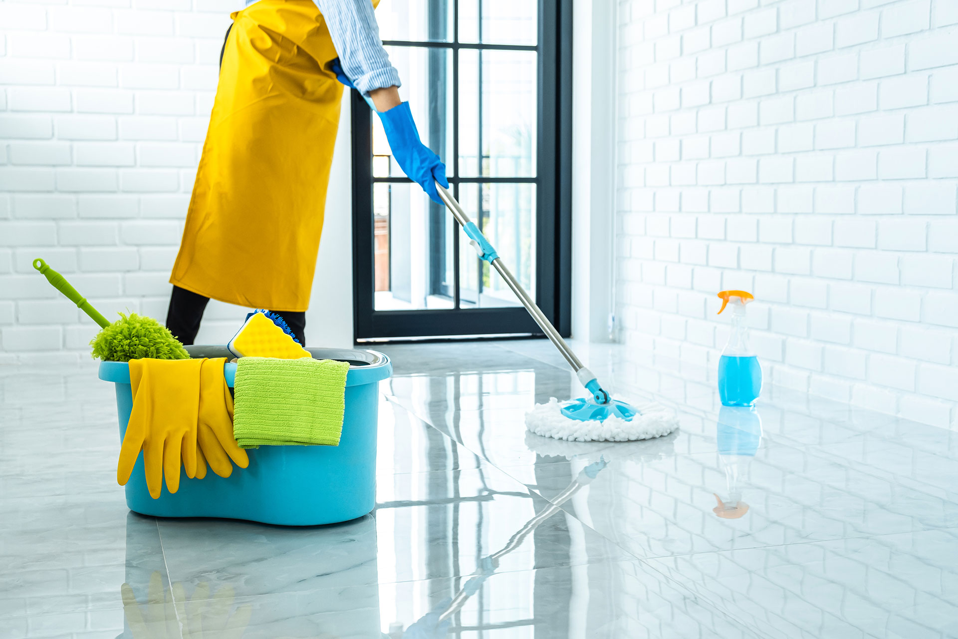 Wewrite Blog De Communique De Presse Immobilier Happy Young Woman Blue Rubber Using Mop While Cleaning Floor Home 1427